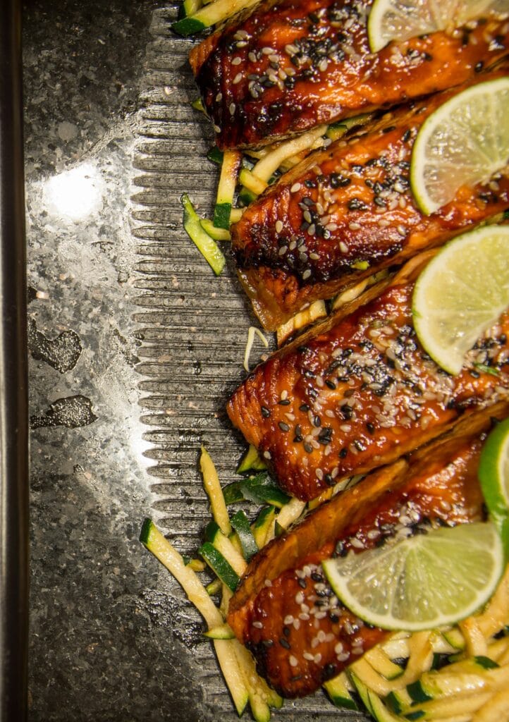 Atenção, gulosos de plantão! Preparem-se para uma viagem saborosa pelo mundo da dieta mediterrânica. Esta não é apenas mais uma moda passageira, mas sim um estilo de vida que promete fazer maravilhas pela nossa saúde.
Desde o azeite, o "ouro líquido" que faz o nosso coração dançar, até ao peixe, que parece ser o bilhete dourado para a longevidade, esta dieta é uma verdadeira festa para o paladar e para o corpo. E não nos esqueçamos dos legumes coloridos, do vinho tinto "medicinal" e das ervas aromáticas que transformam cada refeição numa obra de arte.
Mas o melhor de tudo? Esta dieta, que é basicamente o que as nossas avós sempre cozinharam, parece ser a resposta para quase todos os males da humanidade. Desde melhorar a saúde do coração até estimular o cérebro, passando por manter a linha sem passar fome.
Portanto, se querem viver mais, ser mais saudáveis e ter uma desculpa para comer bem, já sabem - abracem a dieta mediterrânica. Afinal, quem somos nós para discordar de séculos de tradição culinária deliciosa? Saúde e bom apetite!